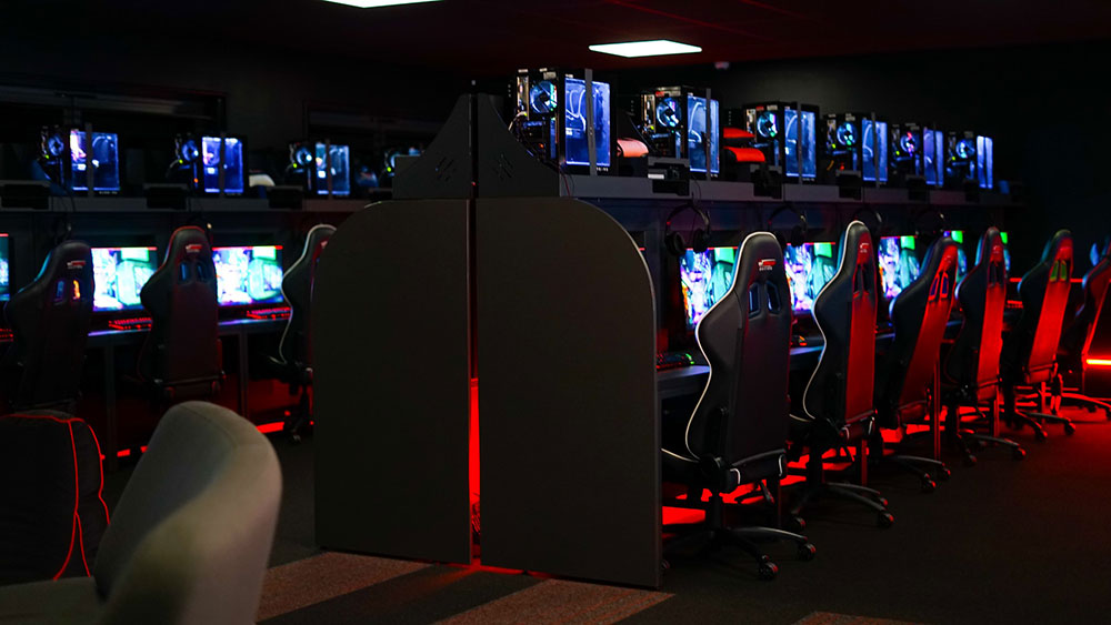 FLAGSHIP ESPORTS ARENA AT QMC
Nucastle finished esports arena showing desks and screen with lighting
